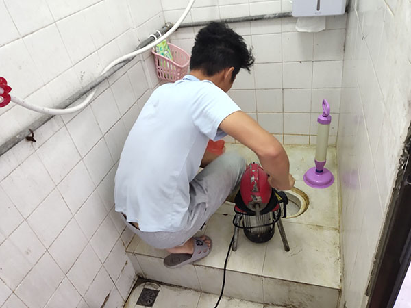 新州镇管道堵塞冒臭气 专业师傅现场解决问题